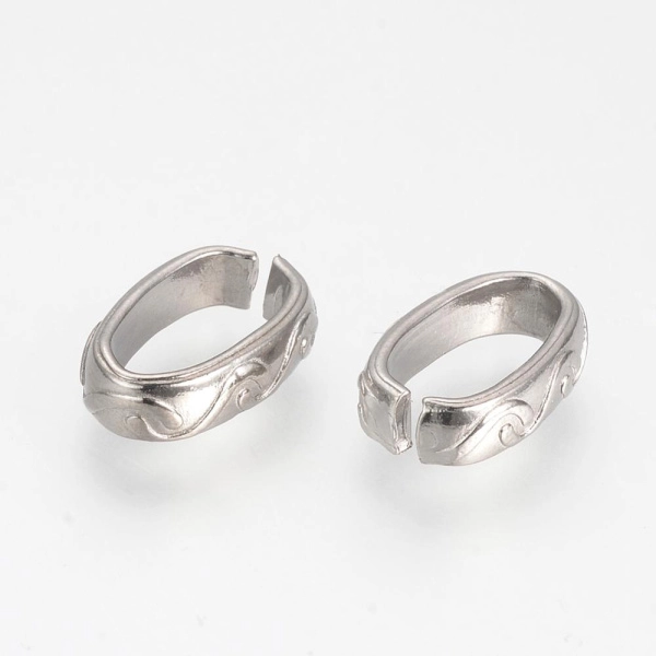 <p>Не темнеющая фурнитура для бижутерии из нержавеющей стали (марка 304: не окисляется, не облезает). Соединительный элемент в форме звена цепи с волнистым узором сбоку. Также можно использовать как бусину для плоских шнуров или соединительное колечко. Коннектор очень прочный, зажимается довольно туго. Оттенок может отличаться от фотографии и в разных поставках. Цена за 25 грамм (около 32 штук, фасуются на вес без проверки на дефекты).</p>