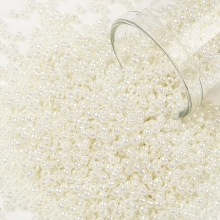 <p>
Японский бисер TOHO Round (круглый Тохо), размер 11/0 (2.2 мм). Жемчужный кремово-белый (Opaque-Lustered Navajo White). Цена за 10 грамм. Среднее количество бисерин в 1 грамме Toho 11/0 от 70 до 120 штук, может сильно варьироваться в зависимости от вида бисера.
</p>