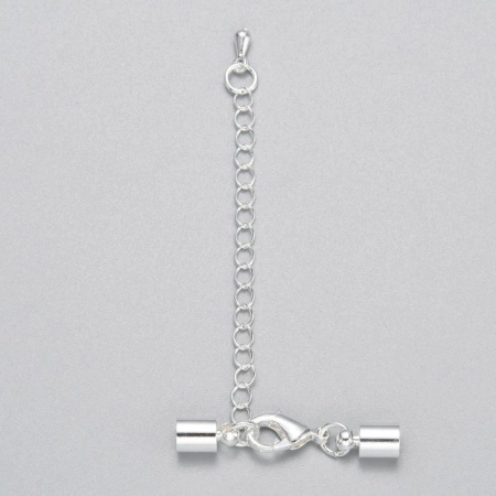 <p>Набор для окончания украшения на шнуре с круглым сечением или из бижутерной сетки. В набор входят клеевые концевики, к одному концевику прикреплена застежка карабин (лобстер), к другому - цепочка-удлинитель длиной 4.5 см. и декоративной капелькой на конце. Цвет под серебро. Оттенок может отличаться от фотографии и в разных поставках. Цена за 1 набор.</p><p>ВНИМАНИЕ: На покрытии возможны царапинки, пятнышки, пузырьки.</p>