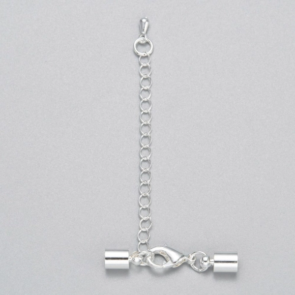 <p>Набор для окончания украшения на шнуре с круглым сечением или из бижутерной сетки. В набор входят клеевые концевики, к одному концевику прикреплена застежка карабин (лобстер), к другому - цепочка-удлинитель длиной 4.5 см. и декоративной капелькой на конце. Цвет под серебро. Оттенок может отличаться от фотографии и в разных поставках. Цена за 1 набор.</p><p>ВНИМАНИЕ: На покрытии возможны царапинки, пятнышки, пузырьки.</p>