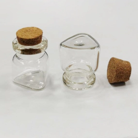 Бутылочка для декорирования, 26х22мм, с треугольным донышком, базовый материал - стекло, стеклянная с пробкой, 1 шт.