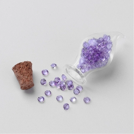 <p>Миниатюрная фигурная стеклянная бутылочка с пробкой. Размер баночки 28.5*13 мм, внутренний диаметр горлышка около 5.5 мм. Объем около 1.4 мл. На поверхности возможны мелкие царапинки и неровности. Бусины на фотографиях в комплект не входят. Цена за 2 шт.</p>