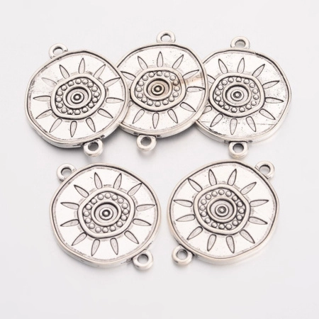<p>Плоский двусторонний коннектор (соединительный элемент) неправильной формы с узором в виде стилизованного солнышка (с ацтекским орнаментом). Цвет под античное серебро. Базовый материал - бижутерный металлический сплав, покрытие - серебристое с чернением. Оттенок может отличаться от фотографии и в разных поставках. Цена за 1 шт.</p>