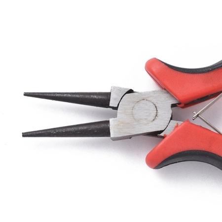 <p>Круглогубцы для изготовления украшений и работы с проволокой. Отлично подходят для создания петелек на пинах. В разных поставках могут быть красно-черного или серо-черного цвета. Нескользящие ручки очень удобной формы. Цена за 1 шт.</p>