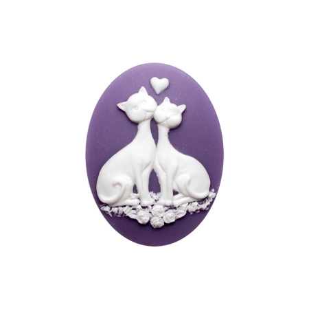 Камея акриловая, 40х30мм, влюбленные кошки, белые на фиолетовом, 1 шт.