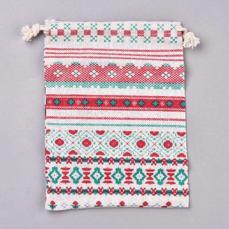 <p>Текстильный подарочный мешочек в эко-стиле, натурального цвета с орнаментом в славянском стиле. На некоторых мешочках есть надпись Handmade (переводится как ручная работа). Отлично подойдет для упаковки украшений в экостиле. В мешочек вставлена веревочка льняного цвета для завязывания. Мешочки могут быть немного мятыми и слегка отличаться по форме и размеру. Принт на мешочках может отличаться от представленного на фотографии. Цена за 2 шт.</p>