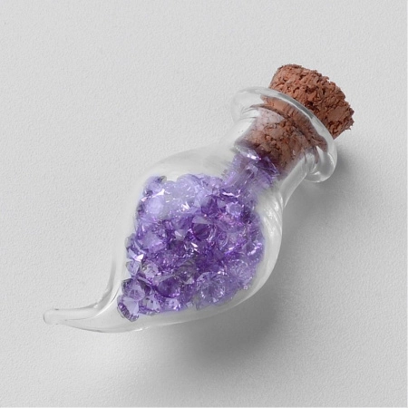 <p>Миниатюрная фигурная стеклянная бутылочка с пробкой. Размер баночки 28.5*13 мм, внутренний диаметр горлышка около 5.5 мм. Объем около 1.4 мл. На поверхности возможны мелкие царапинки и неровности. Бусины на фотографиях в комплект не входят. Цена за 2 шт.</p>