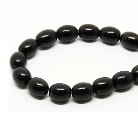 <p>Каменные бусины овальной формы - натуральный грузинский гагат (гишер). Гелатско-Ткибульское месторождение (Кутаиси). Размер примерно 10*7-11*8мм. Бусины немного отличаются по форме и размеру, отверстие около 1.3 мм. На поверхности могут встречаться небольшие щербинки естественного происхождения, обусловленные натуральным происхождением камня. Цена за упаковку 10 штук.</p>
<p>Этот гагат добывается и обрабатывается на небольшом семейном предприятии, по старинным технологиям, бережно сохраненным до наших дней.</p>