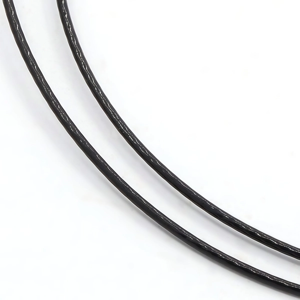 <p>Жесткая основа для колье (чокер) с закручивающимся замком. Цвет основы черный, цвет замочка стальной. Оттенок может отличаться от фотографии и в разных поставках. Основа может быть слегка перекошена, но легко выпрямляется под тяжестью подвески или кулона, возможны мелкие царапинки на замке. Длина 45 см, толщина тросика - 1 мм. Цена за 5 шт.</p>