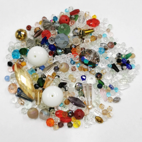 Бусины стеклянные, 2-30мм, граненые, микс форм, размеров и цветов, 70 грамм <p>Бюджетные стеклянные граненые бусины разных форм, цветов и размеров. Бусины могут отличаться от представленных на фотографиях - каждый микс уникален. Цена за упаковку 70 грамм (бусины фасуются на вес без проверки на дефекты).</p>