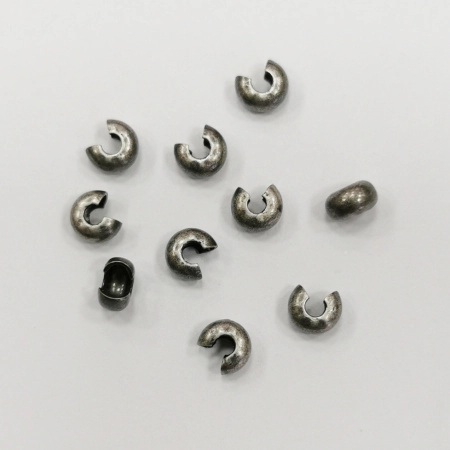 <p>Покрывные кримпы для маскировки узлов. После зажатия кримп превращается в бусинку размером 4 мм. Базовый материал - латунь, покрытие - гальваническое напыление серебром 925 пробы с насыщенным чернением. Чернение может быть неравномерным. Оттенок может отличаться от фотографии и в разных поставках. Цена за 10 шт.</p>
