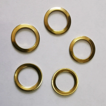 Коннектор, 15х1.2мм, кольцо гладкое, базовый материал - нержавеющая сталь, под золото, 5 шт. <p>Соединительный элемент - лаконичное кольцо из нержавеющей стали с золотистым покрытием. Также можно использовать как декоративный элемент при работе с сутажем. Края не очень гладкие, отверстие может быть сделано не четко по центру, а с небольшим смещением. На поверхности возможны царапинки, щербинки. Оттенок может отличаться от фотографии. Обратите внимание на фотографию - кольца слегка вогнутые. Цена за 5 шт.</p>
