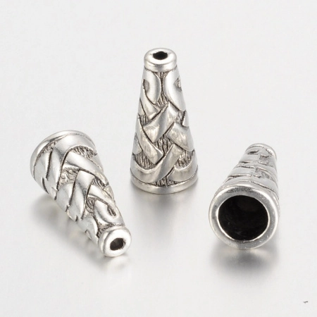 Конус, 18х8мм (внутренний размер 6.7мм), с кельтским узором, базовый материал - цинковый сплав, стиль тибетское серебро, 1 шт. <p>Конус с плетеным узором в кельтском стиле. Можно использовать как обниматель, концевик для кисточки или бисерных жгутов. Оттенок может отличаться от фотографии и в разных поставках. Цена за 1 шт.</p>