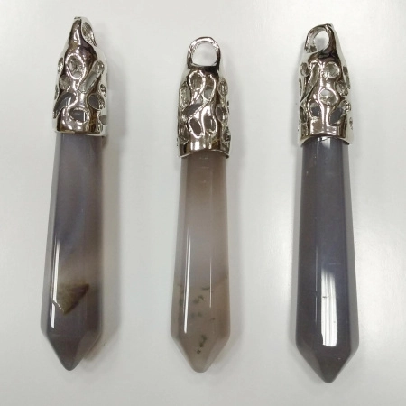 Подвеска каменная, 65х13мм, в форме кристалла, базовый материал - камень, агат дымчатый с резным держателем стального цвета, 1 шт.