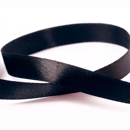 <p>Двухсторонняя атласная лента шириной 1.2 см (ширина может немного отличаться от заявленной). Лента имеет гладкую поверхность с двух сторон - с лицевой и изнаночной. Оттенок может немного отличаться от фотографии. Не тянется. Отлично подойдет для создания чокеров на шею, браслетов и подарочной упаковки. Состав: 100% полиэстер. Производитель: фирма Гамма (Gaммa). Цена за 1 катушку (около 33 +- 2 метров).</p>