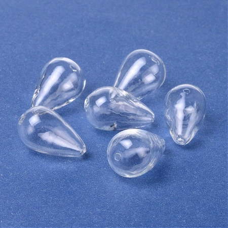 <p>Стеклянная полая капля со сквозным отверстием для создания украшений. Бусины сделаны вручную, могут немного отличаться по форме и размеру. Напоминают также грушу. Длина бусин 23-27, толщина нижней части 14-17 мм, диаметр отверстия - около 1.5-2 мм. Цена за 1 шт.</p>