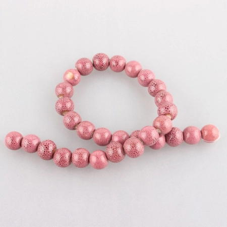 <p>
 Керамическая бусина - шарик ручной работы. Бусина покрыта глазурью цвета вялой розы с коричневыми точками. Бусины могут немного отличаться по форме и размеру, рисунок на каждой бусине уникален. Диаметр отверстия - около 2 мм. Цена за 1 бусину.
</p>
<p>УЦЕНКА: заусенцы возле отверстий, темные пятна, на некоторых участках отсутствует глазурь, бусины могут иметь не совсем округлую форму.</p>