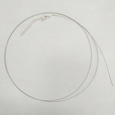 Набор для бус (колье, браслета), тросик стального цвета с посеребренными концевиками, карабином и удлинителем, базовый материал - сталь, 1 метр + 7 см <p>Набор для сборки колье, бус или браслета длиной до 107 см. В набор входит 7-жильный ювелирный тросик японского производства толщиной 0.48мм (сталь с нейлоновым покрытием) - около 1 метра, обжимные концевики с соединительными колечками (пара), застежка-карабин с вращающимся основанием 14*7мм и удлиняющая цепочка с подвеской-капелькой на конце (длина удлинителя около 4.5-6 см). Вся фурнитура посеребренная. Оттенок может отличаться от фотографии и в разных поставках. Цена за 1 набор.</p>