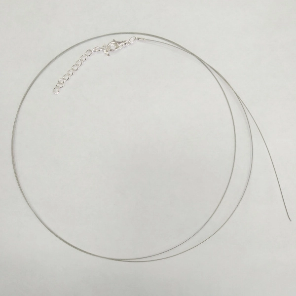 <p>Набор для сборки колье, бус или браслета длиной до 107 см. В набор входит 7-жильный ювелирный тросик японского производства толщиной 0.48мм (сталь с нейлоновым покрытием) - около 1 метра, обжимные концевики с соединительными колечками (пара), застежка-карабин с вращающимся основанием 14*7мм и удлиняющая цепочка с подвеской-капелькой на конце (длина удлинителя около 4.5-6 см). Вся фурнитура посеребренная. Оттенок может отличаться от фотографии и в разных поставках. Цена за 1 набор.</p>