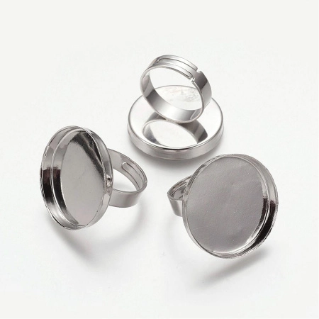 <p>Основа для кольца стального цвета с круглой платформой-чашей. Внешний диаметр платформы - 25 мм. Высота бортика - около 3 мм. Ширина кольца - 5 мм. Размер кольца регулируется. На покрытии возможны небольшие царапинки и пятнышки. Цена за 2 шт.</p>