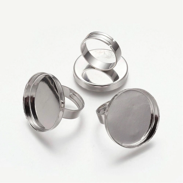 <p>Основа для кольца стального цвета с круглой платформой-чашей. Внешний диаметр платформы - 25 мм. Высота бортика - около 3 мм. Ширина кольца - 5 мм. Размер кольца регулируется. На покрытии возможны небольшие царапинки и пятнышки. Цена за 2 шт.</p>