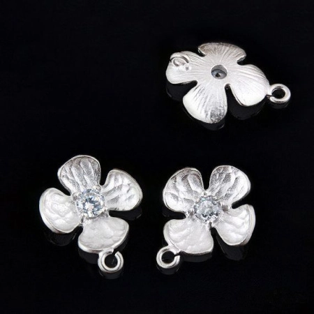 Коннектор, 14х11х3мм, Корея, Четырехлистник с фианитом, со скрытой петелькой, базовый материал - латунь, матовый родий, 1 шт.