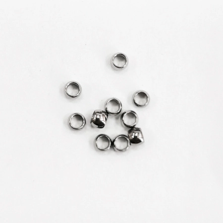 <p>Не темнеющая фурнитура для бижутерии из нержавеющей стали (марка 304, используется в пищевой и медицинской промышленности, не окисляется). Круглые кримпы (стопперы, фиксаторы) размером примерно 3*2 - 3*2.5 мм, внутренний диаметр около 1.9 мм. Оттенок может отличаться от фотографии и в разных поставках. Цена за 50 шт.</p>