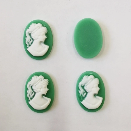 <p>Бюджетная акриловая камея с изображением девушки. Камеи могут немного отличаться по цвету и рисунку. В один заказ мы стараемся класть одинаковые камеи. Производство - Китай. Цена за 10 шт.</p>