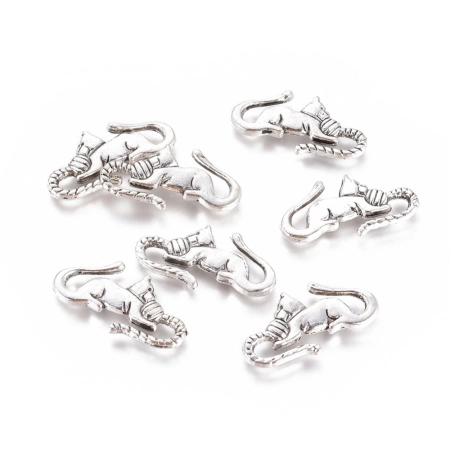 <p>Двусторонняя S-образная застежка-крючок котенок с клубком ниток. Выполнена из сплава на основе цинка, покрытие серебристого цвета с чернением. Оттенок может отличаться от фотографии и в разных поставках. Цена за 1 шт.</p><p>Внимание: на покрытии возможны небольшие пятнышки, щербинки.</p>