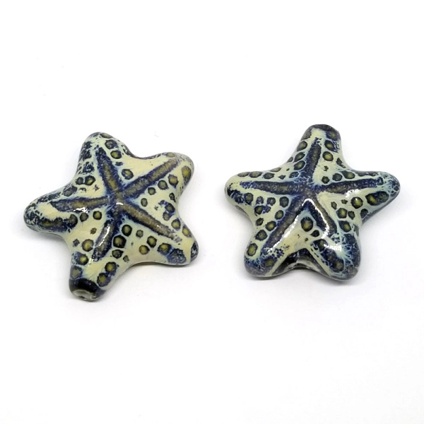 <p>Крупная эффектная керамическая бусина - морская звездочка ручной работы. Бусина покрыта глазурью светло-бежевого цвета с сине-голубыми и коричневыми узорами. Цвет может отличаться от фотографии. Бусины могут отличаться по форме и размеру, рисунок на каждой бусине уникален. Диаметр отверстия - около 2.5 мм. Цена за 1 бусину.</p><p>ВНИМАНИЕ: отверстие сделано не очень аккуратно, возможны небольшие сколы у отверстия.</p>