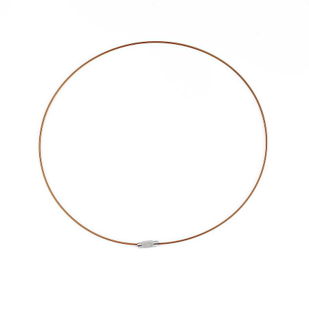 <p>Довольно жесткая основа для колье (чокер) с закручивающимся замком. Сделана из стали с нейлоновым покрытием. Цвет основы янтарно-коричневый, цвет замочка темно-серебристый. Оттенок может отличаться от фотографии. Длина 45 см, толщина тросика - 1 мм. Цена за 5 шт.</p>