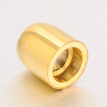 <p>Эффектная качественная скругленная застежка - трубочка. Базовый материал - нержавеющая сталь марки 316 (используется в пищевой и медицинской промышленности), сверху покрытие золотистого цвета. Магниты сильные, для большей надежности одна часть замочка на 3мм входит в другую. Подходит для шнуров, бижутерной сетки и бисерных жгутов: просто вклейте основу в застежку супер-клеем и украшение готово! Диаметр отверстия - около 10 мм. Будет хорошо смотреться на браслетах и колье, в том числе как центральный элемент. Оттенок может отличаться от фотографии и в разных поставках. Цена за 1 шт.</p>