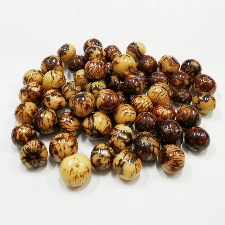 <p>Бусина из орехов пальмы асаи (капустной пальмы), произрастающей в амазонских лесах. Бусины натуральные, могут отличаться по цвету, размеру и форме. Могут быть небольшие сколы у отверстий. Бусины покрыты лаком. Оттенок может отличаться от фотографии и в разных поставках. Цена за 5 шт.</p>