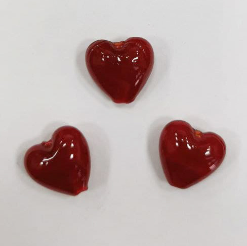 <p>Бусина-сердечко лэмпворк ручной работы красного цвета. Оттенок может отличаться от фотографии. В разных поставках цвет может варьироваться от оранжево-красного до бордового. Внутри - фольга. Бусины могут немного отличаться по форме и размеру. Отверстие может быть сделано не очень аккуратно; на бусинах могут быть небольшие неровности. Цена за 5 шт.</p>