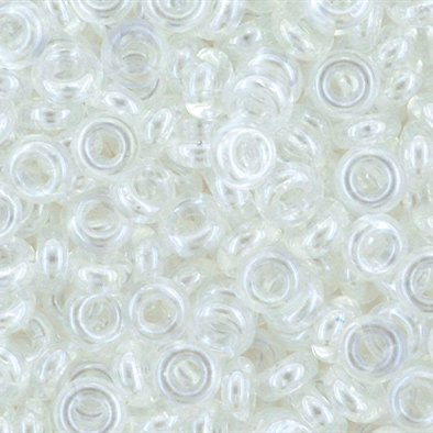 <p>Японский бисер TOHO Demi Round (Тохо Деми Раунд), размер 8/0 (примерно 3*1.2-1.4 мм). Необычная форма бублик (кольцо, рондель). Кристально-прозрачный глянцевый (Transparent-Lustered Crystal).
Цена за 10 грамм. Среднее количество бисерин в 1 грамме Toho Demi Round около 50-75 штук, может сильно варьироваться в зависимости от вида бисера.</p>