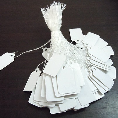 <p>Белые ценники из картона для ювелирных изделий. Размер примерно 13х23 мм. К ценникам прикреплена нитка для подвешивания.
Цена за упаковку, около 100 шт.</p>