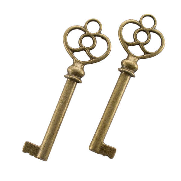 <p>Крупная трехмерная подвеска в форме ключика. Оттенок может отличаться от фотографии и в разных поставках. На фотографии показана лицевая и тыльная стороны. Цена за 5 шт.</p><p>ВНИМАНИЕ: Возможны неровности и заусенцы по краю.</p>