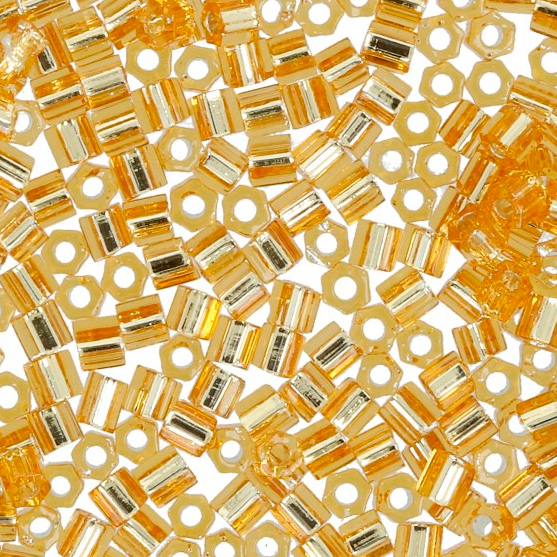 <p>Японский бисер TOHO Hexagon (шестигранный Тохо), размер 11/0 (2.2 мм). Прозрачный светло-янтарный с серебристой сердцевиной (Silver-Lined Med Topaz). Оттенок может отличаться от фотографии. Цена за 10 грамм. Среднее количество бисерин в 1 грамме Toho шестиугольном 11/0 от 80 до 90 штук, может сильно варьироваться в зависимости от вида бисера.</p>