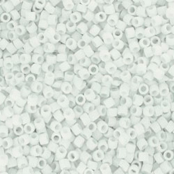 <p>Японский бисер TOHO Treasure (цилиндрический Тохо), размер 11/0 (около 1.6 мм). Непрозрачный белый, матовый (Opaque-Frosted White). Цена за 10 грамм (около 2 000 бисеринок).</p>
