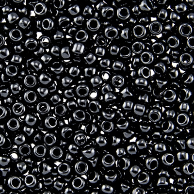 <p>Японский бисер TOHO Round (круглый Тохо), размер 8/0 (3 мм). Непрозрачный черный (Opaque Jet). Оттенок может отличаться от фотографии. Цена за 10 грамм (около 430 бисеринок).</p>