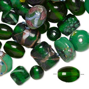 <p>Микс из бусин лэмпворк разных форм и размеров, в зеленых тонах. Бусины могут отличаться от представленных на фотографии. Наборы формируются на вес случайным образом: без проверки каждой бусины на дефекты, без подбора по форме и размеру. Оттенок может отличаться от фотографии и в разных поставках. Цена за 1 упаковку 15 грамм (8-15 бусин в зависимости от размера). В наборе случайные бусины, могут попадаться виды, не представленные на фотографии. На некоторых бусиных возможны небольшие дефекты. На первой фотографии в качестве примера представлены 4 набора.</p>