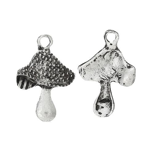 <p>Объемная односторонняя подвеска в форме мухомора, стиль тибетское серебро. На фотографии показана лицевая и тыльная стороны. Базовый материал - бижутерный металлический сплав на основе цинка, сверху - серебристое покрытие с чернением. Оттенок может отличаться от фотографии и в разных поставках. Цена за 1 шт.</p>