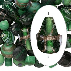 <p>Микс из бусин лэмпворк разных форм и размеров, в зеленых тонах. Бусины могут отличаться от представленных на фотографии. Наборы формируются на вес случайным образом: без проверки каждой бусины на дефекты, без подбора по форме и размеру. Оттенок может отличаться от фотографии и в разных поставках. Цена за 1 упаковку 15 грамм (8-15 бусин в зависимости от размера). В наборе случайные бусины, могут попадаться виды, не представленные на фотографии. На некоторых бусиных возможны небольшие дефекты. На первой фотографии в качестве примера представлены 4 набора.</p>