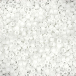 <p>Японский бисер TOHO Treasure (цилиндрический Тохо), размер 11/0 (около 1.6 мм). Непрозрачный белый (Opaque White). Цена за 10 грамм (около 2 000 бисеринок).</p>