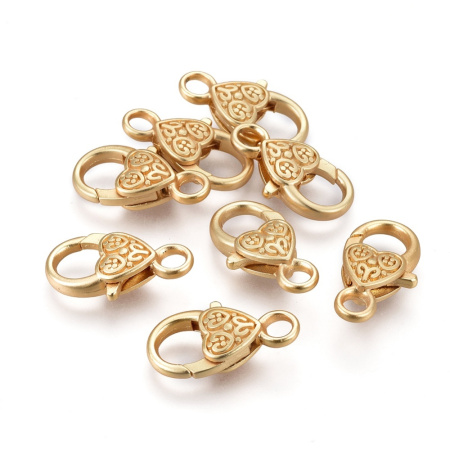 <p>
 Крупный замочек - карабин в форме сердца с двусторонним витым узором. Базовый материал - бижутерный металлический сплав, сверху матовая позолота приглушённого оттенка (гальваническое напыление золотом 18К). Оттенок может отличаться от фотографии и в разных поставках. Цена за 2 шт.
</p>