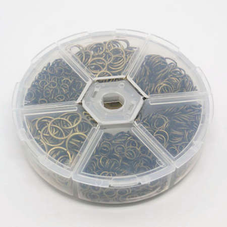 <p>Соединительные колечки бронзового цвета. Оттенок может отличаться от фотографии. Толщина 0.8-1 мм. В наборе 6 видов колечек:
</ul>
<li>4 мм: 450-700 шт.</li>
<li>5 мм: 350-400 шт.</li>
<li>6 мм: 200-280 шт.</li>
<li>7 мм: 170-200 шт.</li>
<li>8 мм: 100-140 шт.</li>
<li />10 мм: 50-70 шт</p>