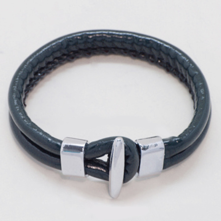 <p>Клеевой замочек необычного дизайна для браслетов и колье. В комплекте лаконичный Т-образный крючок и бусина-разделитель размером 13.5*7.7*7.7 мм. Подходит для овального шнура с сечением примерно 10*5мм или нескольких круглых шнуров. Шнур вклеивается в застежку супер-клеем. Пример использования - в полном описании. Цена за 1 застежку.</p>