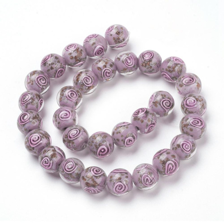 <p>Стеклянная бусина лэмпворк ручной работы. Бусина сиренево-розового цвета со спиральным узором розового цвета и золотистыми блестками. Оттенок может отличаться от фотографии. Диаметр отверстий - около 1.2-1.6 мм. Бусины могут немного отличаться по форме и размеру, у отверстий возможны неровности. Цена за 1 шт.</p>