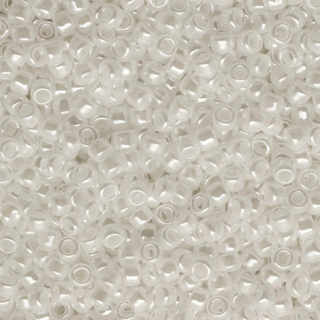 <p>Японский бисер TOHO Round (круглый Тохо), размер 15/0 (1.5 мм). Жемчужный белый (Opaque-Lustered White). Оттенок может отличаться от фотографии и в разных поставках. Цена за 10 грамм (около 2 400 бисеринок).</p>