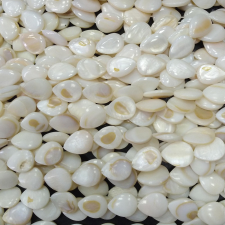 Бусина перламутр, 18х13х5мм, плоская капля, белая, 21 шт., низка